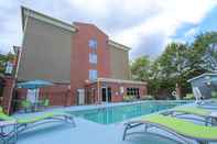 Swimming Pool Holiday Inn Express & Suites CHARLESTON-NORTH, an IHG Hotel