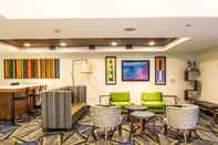 Lobby Holiday Inn Express & Suites CHARLESTON-NORTH, an IHG Hotel