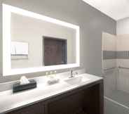 In-room Bathroom 2 Holiday Inn Express & Suites HOT SPRINGS, an IHG Hotel