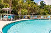 Swimming Pool Holiday Inn Express CHARLESTON US HWY 17 & I-526, an IHG Hotel