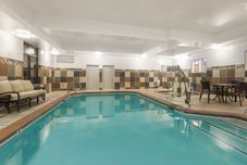 สระว่ายน้ำ Holiday Inn Express & Suites EUGENE DOWNTOWN - UNIVERSITY by IHG, an IHG Hotel