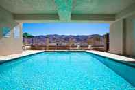 Swimming Pool Holiday Inn Express & Suites TWENTYNINE PALMS- JOSHUA TREE, an IHG Hotel