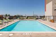 Kolam Renang Holiday Inn Express VISALIA - SEQUOIA GATEWAY AREA, an IHG Hotel