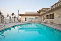 สระว่ายน้ำ Holiday Inn Express & Suites CORNING, an IHG Hotel