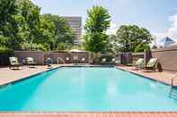 Swimming Pool Crowne Plaza MEMPHIS DOWNTOWN, an IHG Hotel