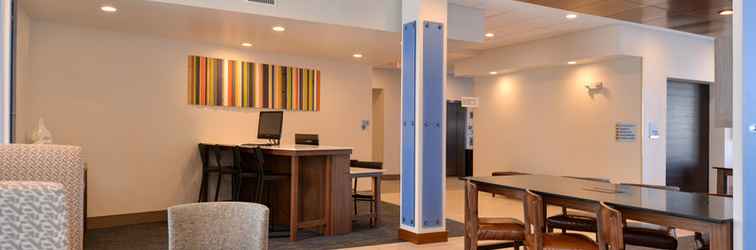 Lobby Holiday Inn Express & Suites FARMINGTON HILLS - DETROIT, an IHG Hotel