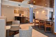 Lobby Holiday Inn Express & Suites FARMINGTON HILLS - DETROIT, an IHG Hotel