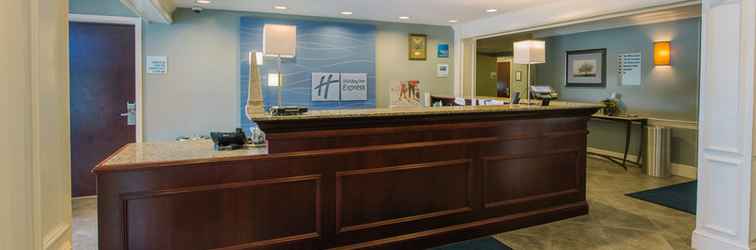 Lobby Holiday Inn Express & Suites MERRIMACK, an IHG Hotel