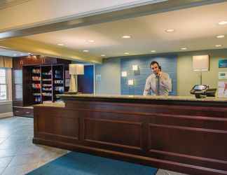 Lobi 2 Holiday Inn Express & Suites MERRIMACK, an IHG Hotel