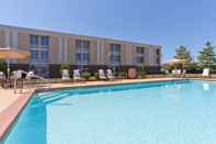 Swimming Pool Holiday Inn Express WOODSTOCK-SHENANDOAH VALLEY, an IHG Hotel