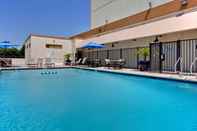 สระว่ายน้ำ Holiday Inn LOS ANGELES - LAX AIRPORT, an IHG Hotel
