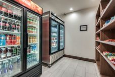 バー、カフェ、およびラウンジ Holiday Inn Express & Suites DALLAS NORTH - ADDISON by IHG, an IHG Hotel