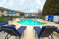 Kolam Renang Holiday Inn Express WALNUT CREEK, an IHG Hotel