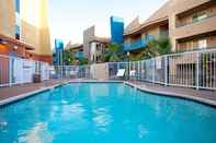 Kolam Renang Holiday Inn OCEANSIDE CAMP PENDLETON AREA, an IHG Hotel