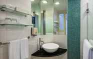 In-room Bathroom 6 Holiday Inn Express CAUSEWAY BAY HONG KONG, an IHG Hotel