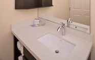 In-room Bathroom 5 Candlewood Suites BLOOMINGTON-NORMAL