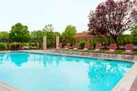 Swimming Pool Holiday Inn CLARK - NEWARK AREA, an IHG Hotel