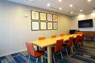 Functional Hall Holiday Inn Express & Suites OMAHA - MILLARD AREA, an IHG Hotel