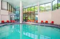 สระว่ายน้ำ Holiday Inn NEWPORT NEWS - HAMPTON, an IHG Hotel