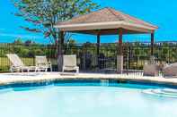 Swimming Pool Candlewood Suites MACON