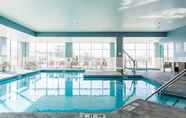 สระว่ายน้ำ 7 Holiday Inn Express & Suites MADISON, an IHG Hotel