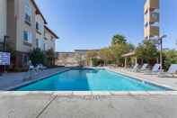 Swimming Pool Holiday Inn Express & Suites MANTECA CITY CENTER, an IHG Hotel