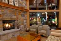 Lobi Holiday Inn Resort LAKE GEORGE - ADIRONDACK AREA, an IHG Hotel