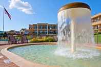 Kolam Renang Holiday Inn Resort LAKE GEORGE - ADIRONDACK AREA, an IHG Hotel