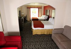 Bedroom 5 Holiday Inn Express & Suites SUMTER by IHG, an IHG Hotel