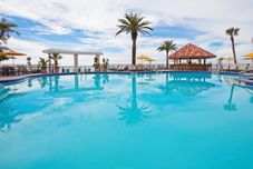 Swimming Pool Holiday Inn & Suites CLEARWATER BEACH by IHG, an IHG Hotel