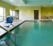 Swimming Pool 5 Holiday Inn Express & Suites CINCINNATI NORTH - LIBERTY WAY, an IHG Hotel