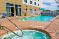 Kolam Renang Holiday Inn Express & Suites PALM BAY, an IHG Hotel