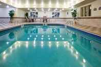 สระว่ายน้ำ Holiday Inn Express & Suites GRAND FORKS, an IHG Hotel