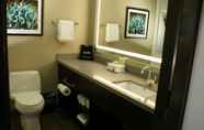 In-room Bathroom 4 Holiday Inn Express & Suites HOLLYWOOD WALK OF FAME, an IHG Hotel