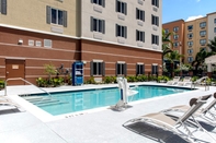 Swimming Pool Candlewood Suites MIAMI EXEC AIRPORT - KENDALL