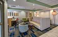 Lobi 4 Holiday Inn Express & Suites CROSSVILLE, an IHG Hotel