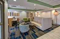 Lobby Holiday Inn Express & Suites CROSSVILLE, an IHG Hotel