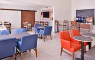 Restoran 5 Holiday Inn Express & Suites FARMINGTON (BLOOMFIELD), an IHG Hotel