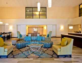 Lobi 2 Holiday Inn Express & Suites COLORADO SPRINGS CENTRAL, an IHG Hotel