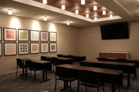 Ruangan Fungsional Holiday Inn Express & Suites PORTLAND AIRPORT, an IHG Hotel