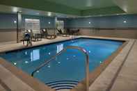 สระว่ายน้ำ Holiday Inn Express & Suites PORTLAND AIRPORT, an IHG Hotel