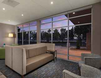 Lobby 2 Holiday Inn Express & Suites PORTLAND AIRPORT, an IHG Hotel