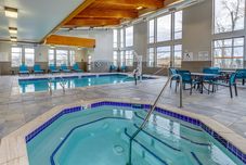 泳池 Holiday Inn & Suites BELLINGHAM by IHG, an IHG Hotel