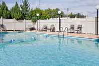Swimming Pool Holiday Inn MANHATTAN AT THE CAMPUS, an IHG Hotel