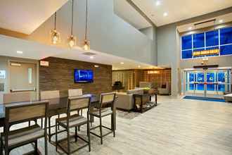 Lobi 4 Holiday Inn Express & Suites PASO ROBLES, an IHG Hotel