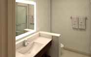 Toilet Kamar 5 Holiday Inn Express & Suites HAMMOND, an IHG Hotel