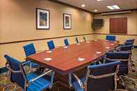 Functional Hall Holiday Inn Express & Suites MANCHESTER-AIRPORT, an IHG Hotel