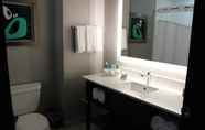 In-room Bathroom 4 Holiday Inn Express & Suites SHAWNEE-KANSAS CITY WEST, an IHG Hotel