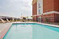 Swimming Pool Holiday Inn Express & Suites DINUBA WEST, an IHG Hotel