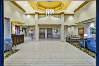 Lobby 4 Holiday Inn & Suites BOLINGBROOK, an IHG Hotel